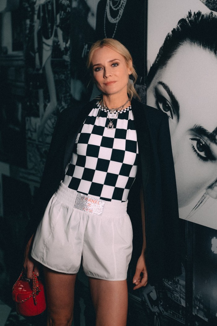 Aktris Diana Kruger menampilkan ide bergaya kasual yang modis dan effortless lewat permainan motif papan catur. Foto: Courtesy of Chanel