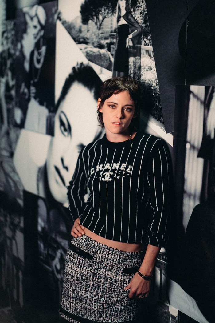 Gaya tomboi dan kasual dipilih Kristen Stewart lewat kaus dan rok pendek. Potongan rambutnya juga kian menambah kesan fresh pada penampilannya. Foto: Courtesy of Chanel