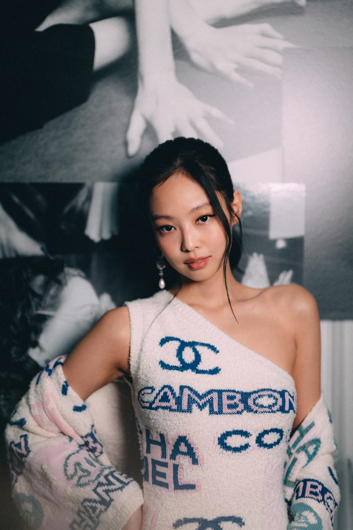 Jennie Blackpink mengusung gaya logomania lewat busana one shoulder dress berhiaskan logo Chanel. Ia memadukannya bersama jaket senada dan gaya rambut yang classy. Foto: Courtesy of Chanel