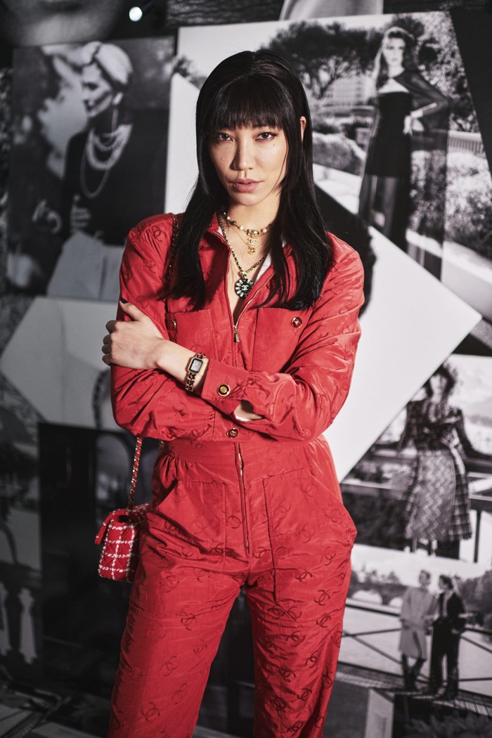 Soo Joo Park berani tampil beda saat selebriti lain memilih busana warna hitam putih, ia terlihat fierce memakai jumpsuit merah. So chic! Foto: Courtesy of Chanel