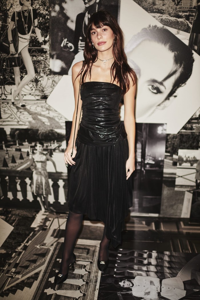 Model Camila Moronne yang belakangan heboh usai kisah asmaranya dengah Leonardo DiCaprio kandas, terlihat elegan berbalut gaun hitam. SImply stunning! Foto: Courtesy of Chanel