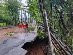 Ditutup Imbas Longsor, Akses Jalan Jembatan Sungai Cisadane Segera Diperbaiki
