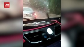 VIDEO: Pemotor di Bogor Hilang 'Tertelan' Gorong-gorong saat Banjir