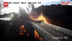 VIDEO: Detik-detik Rudal Rusia Hantam Jembatan Kaca Kyiv Ukraina