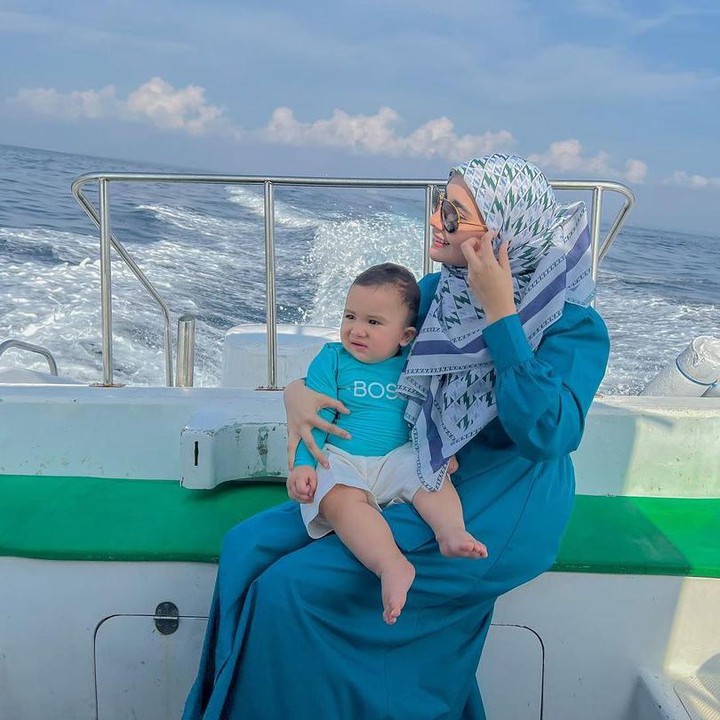<p>Zaskia Sungkar dan Ukkasya berpose <em>candid</em> mengenakan baju biru yang senada dengan langit dan laut, Bunda. Artis yang akrab disapa Kia ini tampak mendekap anak laki-lakinya itu erat. (Foto: Instagram @zaskiasungkar15)</p>