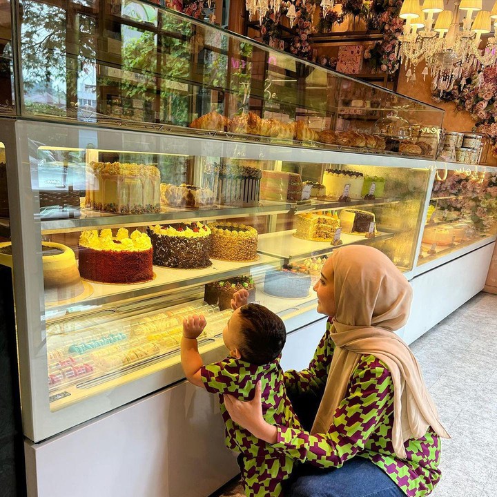 <p>Zaskia Sungkar dan Ukkasya pakai baju kembaran lagi, Bunda. Bukan hanya warna baju saja yang sama, tapi model bajunya pun sama. Ukkasya tampaknya sedang bingung mau pilih <em>cake</em> nih, Bunda. (Foto: Instagram @zaskiasungkar15)</p>