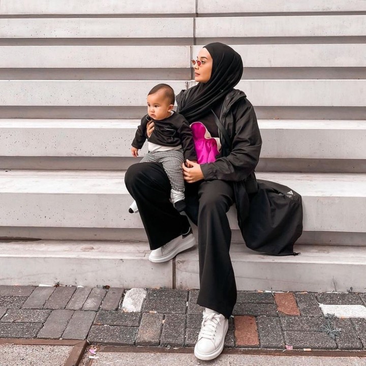 Artis Zaskia Sungkar sering membagikan momen bersama anaknya, Ukkasya dengan baju kembar yang mereka kenakan. Sungguh menggemaskan. Intip potretnya!