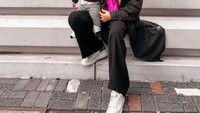 <p>Zaskia Sungkar dan Ukkasya tampil <em>cool</em> dengan balutan pakaian serba hitam. Meski mengenakan baju berwarna hitam, Ukkasya tetap terlihat menggemaskan ya. Saat foto ini diunggah, Ukkasya telah berumur 1,5 tahun, Bunda. (Foto: Instagram @zaskiasungkar15)</p>