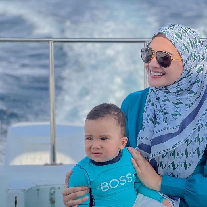 <p>Zaskia Sungkar memperlihatkan senyum sumringah ditambah dengan aksesoris kacamatanya, sedangkan Ukkasya menunjukkan ekspresi yang lucu. Kece banget ya Bunda Kia dan Ukkasya? (Foto: Instagram @zaskiasungkar15)</p>