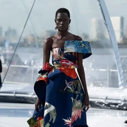 Berhiaskan Karya Seni, Ini Potret Koleksi Alexander McQueen Spring/Summer 2023 yang Feminin dan Seksi