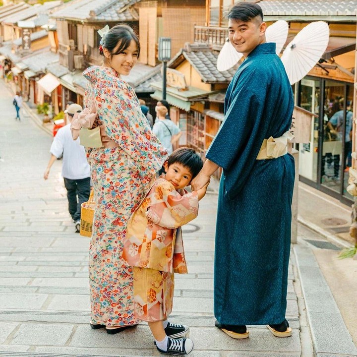 <p>Babymoon yang Tiffany lakukan ini makin terlihat istimewa karena baju tradisional Jepang atau komono yang mereka kenakan. (Foto: Instagram @tiffanysoetanto)</p>