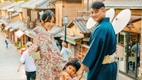 <p>Babymoon yang Tiffany lakukan ini makin terlihat istimewa karena baju tradisional Jepang atau komono yang mereka kenakan. (Foto: Instagram @tiffanysoetanto)</p>
