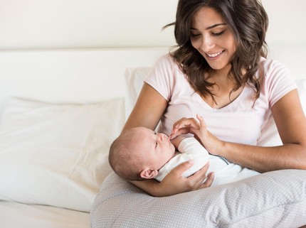 9 Rekomendasi Bantal Menyusui Bayi yang Bagus agar Nyaman MengASIhi