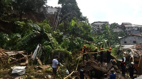 FOTO: Hujan Deras Picu Tanah Longsor di Bogor