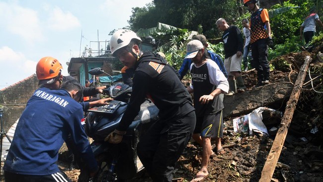 Tim SAR masih mencari Oden Sumantri, PNS berusia 47 tahun, yang hilang akibat tanah longsor saat memancing di Bogor.