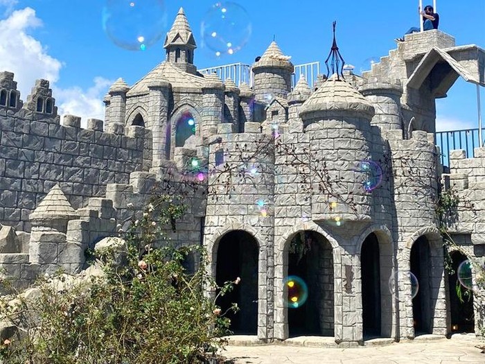 Delekoomda merupakan sebuah tempat wisata bernuansa negeri dongeng yang berada Korea Selatan tepatnya di Seongsan, Jeju-do. Salah satu spot foto favorit wisatawan adalah bangunan indah bergaya istana./ Foto: instagram.com/delekoomda_official