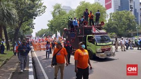 Massa Buruh Gelar Salat Jumat di Kompleks Kemenaker