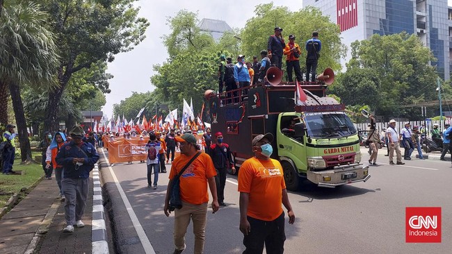 Massa Buruh Gelar Salat Jumat di Kompleks Kemenaker Massa buruh menggelar salat Jumat di kompleks kantor Kementerian Ketenagakerjaan saat aksi menuntut kenaikan upah, Jumat (4/11).