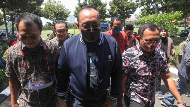 Pengacara Dirut PT LIB mengatakan kliennya sudah lama mengajukan penangguhan penahanan ke polisi sebelum resmi ditahan hari ini.