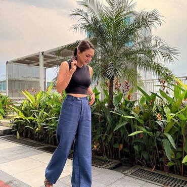 Hot Mom! 7 Potret Donna Agnesia dengan Perut Rata Usai BB Turun