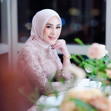 Jarang Tersorot, 7 Penampilan Istri Andre Taulany Ultah ke-37 Bikin Pangling