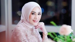 Jarang Tersorot, 7 Penampilan Istri Andre Taulany Ultah ke-37 Bikin Pangling