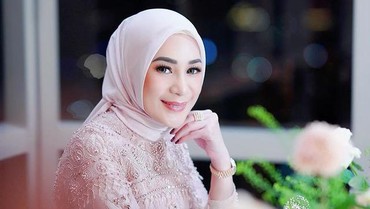 img-title Jarang Tersorot, 7 Penampilan Istri Andre Taulany Ultah ke-37 Bikin Pangling