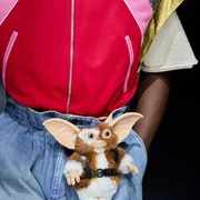 7 Aksesori Unik dari Runway Fashion Week Spring 2023! Ada Tas Boneka dan Sepatu Bunga