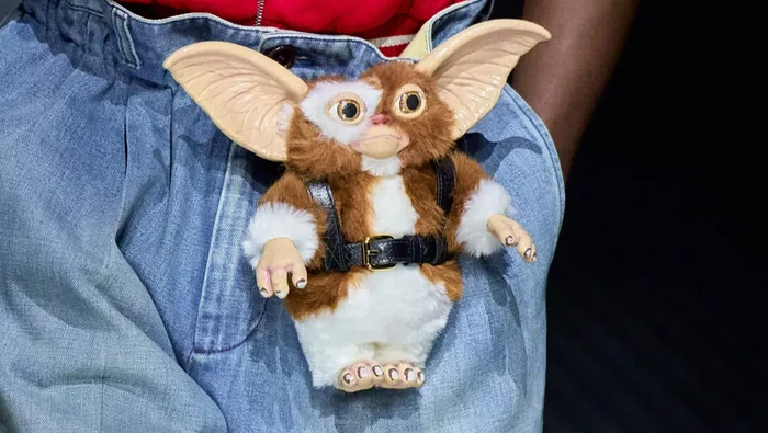 7 Aksesori Unik dari Runway Fashion Week Spring 2023! Ada Tas Boneka dan Sepatu Bunga