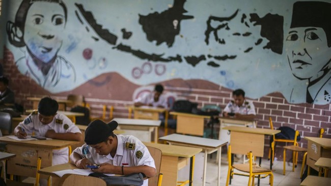 Kadisdik Jawa Barat mengatakan calon siswa yang tak masuk sekolah negeri bisa mendaftar ke sekolah swasta.