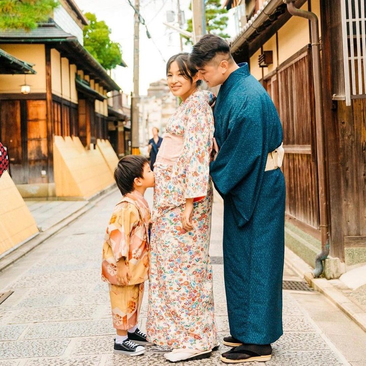 <p>Keluarga kecil ini memang selalu terlihat harmonis ya Bunda. Chef Arnold pergi ke Jepang bukan hanya sekadar liburan lho, Bunda, melainkan untuk babymoon juga. (Foto: Instagram @tiffanysoetanto)</p>