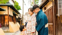 <p>Keluarga kecil ini memang selalu terlihat harmonis ya Bunda. Chef Arnold pergi ke Jepang bukan hanya sekadar liburan lho, Bunda, melainkan untuk babymoon juga. (Foto: Instagram @tiffanysoetanto)</p>
