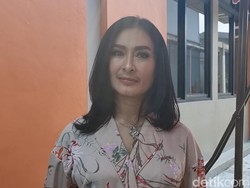 Jelang Ramadan, Iis Dahlia Antara Sedih dan Senang Anak-anaknya Banjir Job
