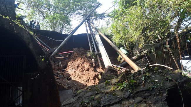 Kepala Basarnas Yogyakarta Kamal Riswandi mengatakan longsor terjadi akibat hujan deras yang mengguyur wilayah Gunungkidul sejak Jumat (18/11) sore.