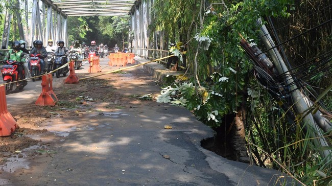 FOTO: Hujan Deras Picu Tanah Longsor di Bogor