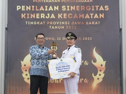 Camat Selaawi Dapat Penghargaan Belajar ke Singapura dari Ridwan Kamil