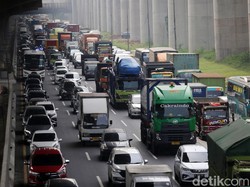 Ada Truk Gangguan, Lalin Tol Bekasi Japek Arah Cikampek Macet