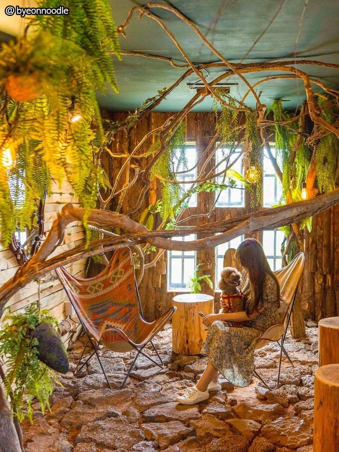 Ketika ingin istirahat sejenak dari menikmati keindahan alam, Beauties bisa mengunjungi salah satu jajaran cafe berasitektur cantik yang kental akan suasana magis di dalam tempat wisata Delekoomda./ Foto: instagram.com/delekoomda_official