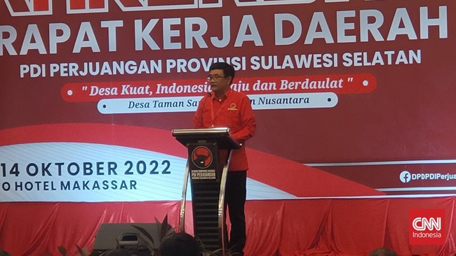 Ketua DPP PDIP Djarot Saiful Hidayat meminta para kader partai banteng fokus membantu menyukseskan program pemerintahan Presiden Jokowi.