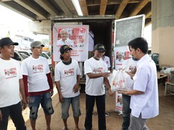 Komunitas Sopir Truk Relawan Ganjar Bagi-bagi Paket Sembako di Jaktim