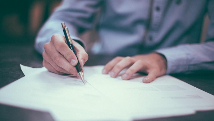 Letter of credit adalah jaminan pembayaran dari bank untuk eksportir, meminimalkan risiko gagal bayar. Pelajari cara kerjanya dan jenis-jenisnya untuk bisnis.<br /><br />