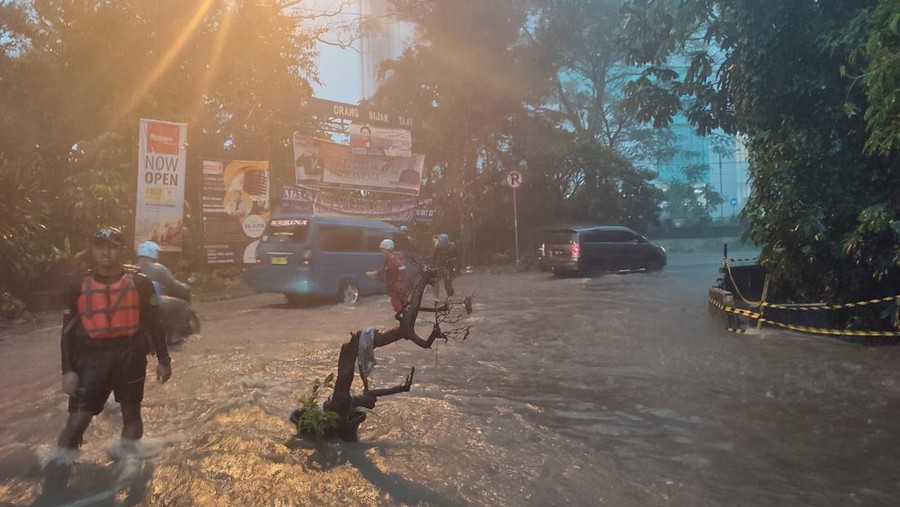 Lokasi mahasiswi IPB terseret banjir dan jatuh ke gorong-gorong di Bogor. Lokasi mahasiswi IPB terseret banjir dan jatuh ke gorong-gorong di Bogor.