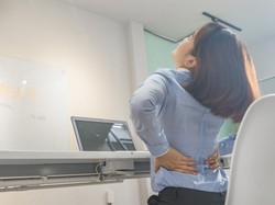 Low Back Pain Gegara Kelamaan Duduk? Dokter Beberkan Cara Mengatasinya