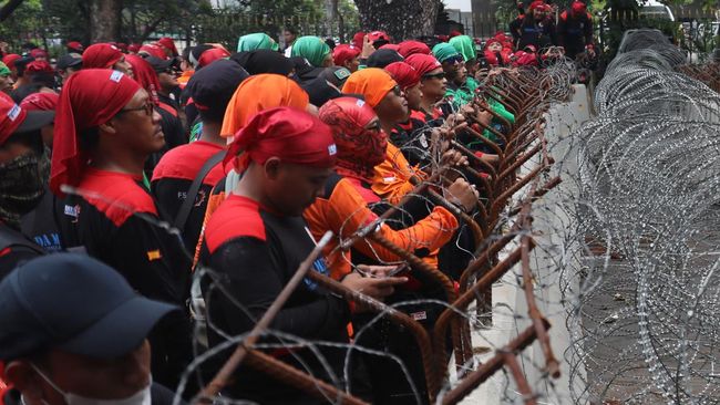 Semua Takut 'Tsunami' PHK, Benarkah Semudah Itu?