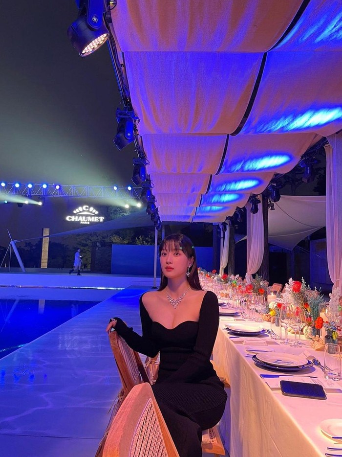 Mengenakan dress hitam dengan detail off-shoulder serta tampilan rambut berponi yang manis, aktris cantik tersebut tampak luar biasa dengan perpaduan image chic dan youthful./ Foto: instagram.com/m_kayoung