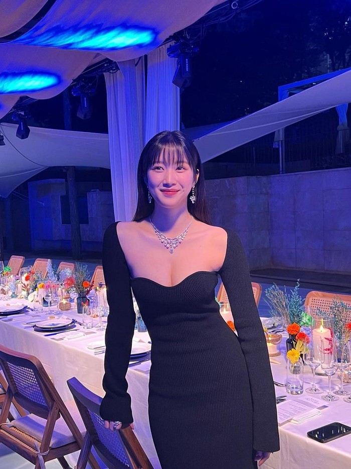 Para fans pun tak henti-hentinya memberi pujian untuk Moon Ga Young, serta menilai gayanya yang berbeda dari biasanya./ Foto: instagram.com/m_kayoung