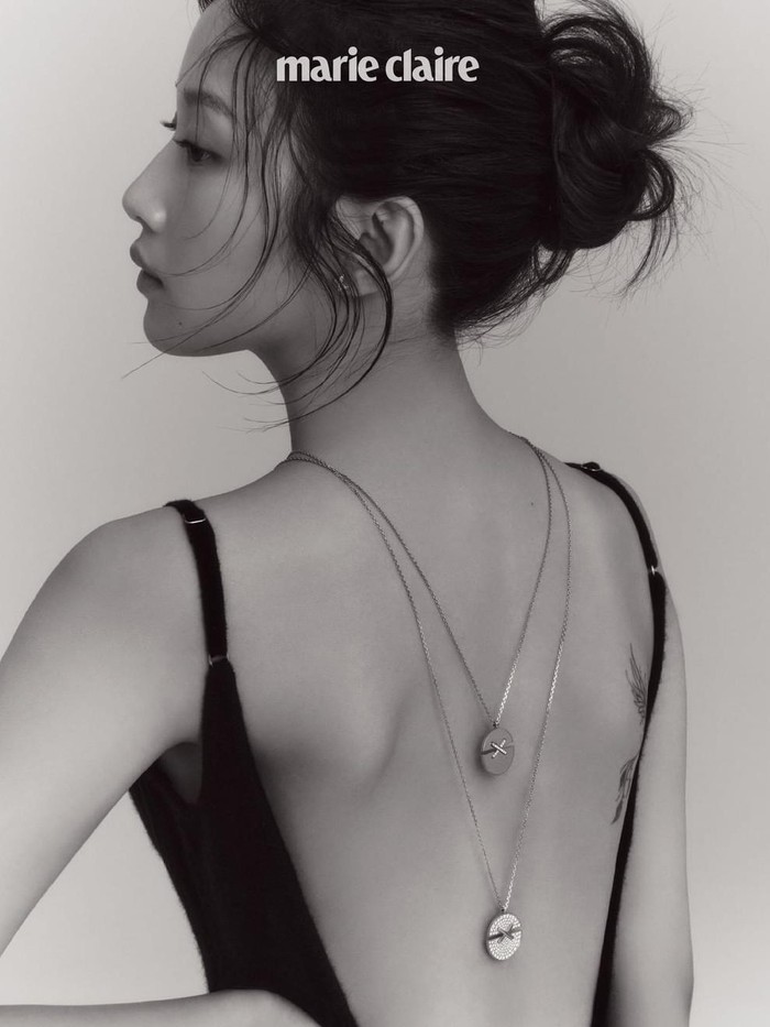 Moon Ga Young juga tampak memesona dengan beberapa perhiasan mewah dari brand Chaumet./ Foto: instagram.com/marieclairekorea