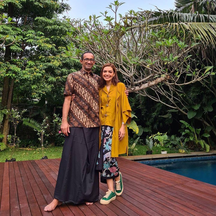 <p>Di momen merayakan ulang tahun pernikahan, wanita yang akrab disapa Nana ini juga membagikan beberapa potret lawasnya dengan sang suami. "<em>11 Oktober 1997. 25 years. Happy silver wedding anniversary @isassegaf</em>," tulisnya melalui akun @najwashihab. (Foto: Instagram @najwashihab)<br /><br /><br /></p>
