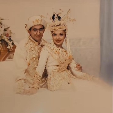 Nikah Muda di Usia 19 Tahun, 8 Foto Lawas Resepsi Najwa Shihab & Suami