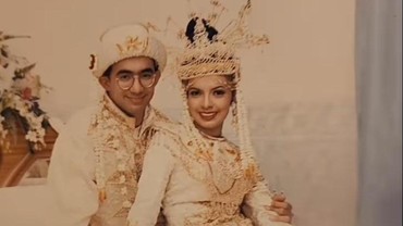 img-title Nikah Muda di Usia 19 Tahun, 8 Foto Lawas Resepsi Najwa Shihab & Suami